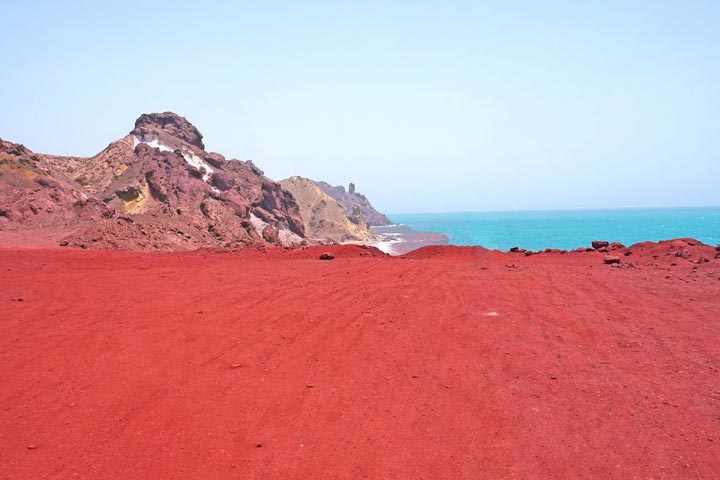 ساحل سرخ جزیره هرمزگان یکی از عجایب جهان